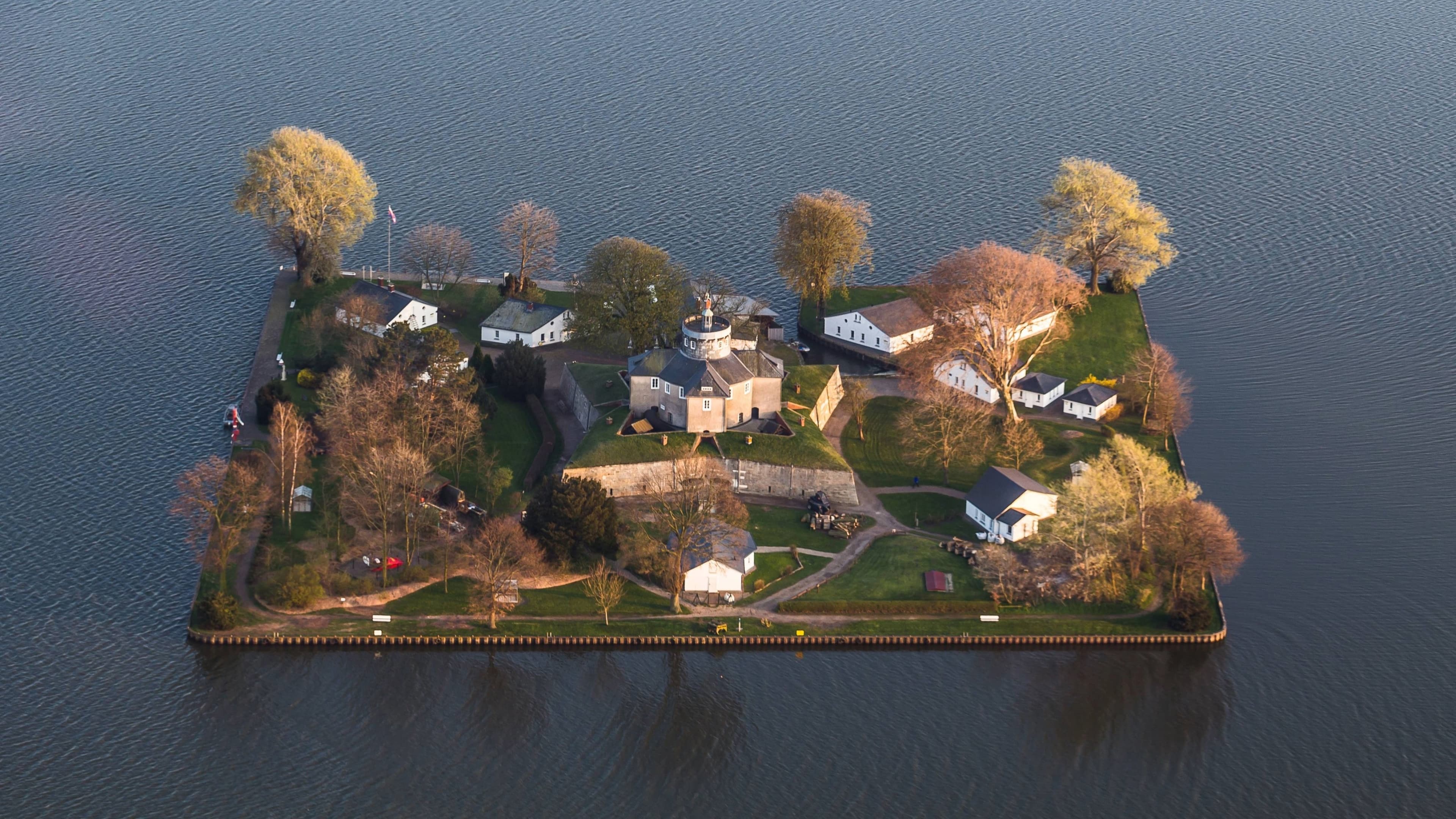 Luftaufnahme der historischen Festungsinsel Wilhelmstein im Steinhuder Meer, Ausflugsziel in der Nähe der Bubble-Übernachtung